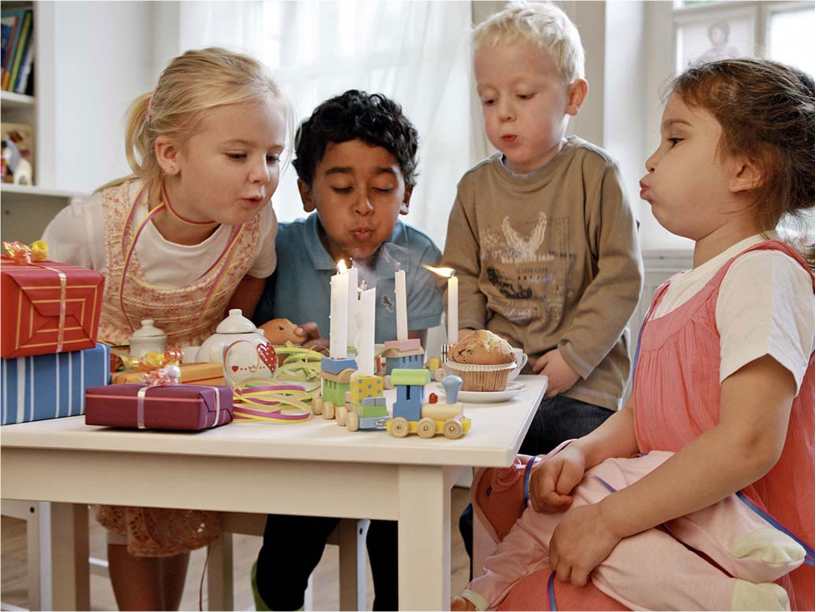 Geburtstagszug Eisenbahn aus Holz mit austauschbaren Zahlen 1-6, Länge ...