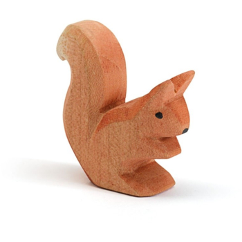 Ostheimer Eichhörnchen sitzend