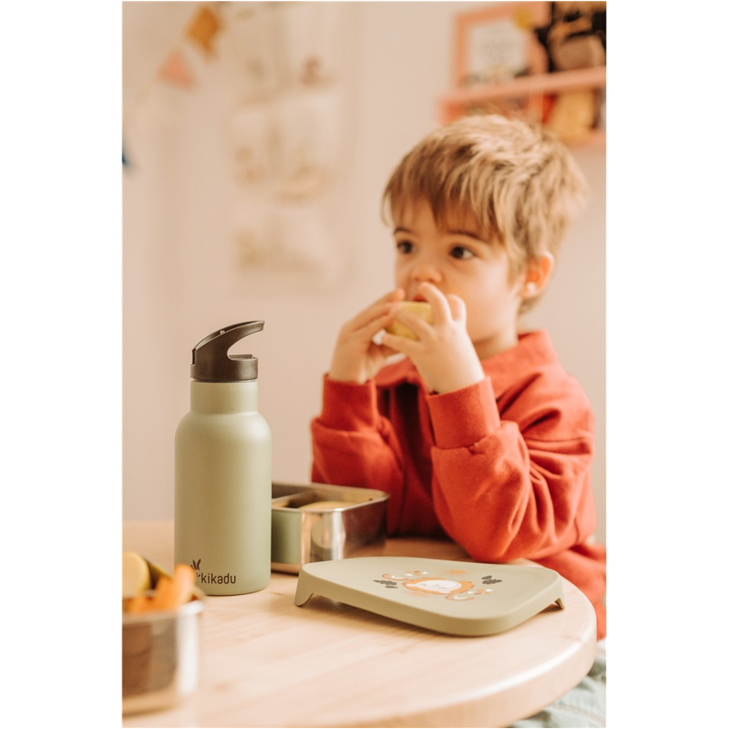 Kikadu Kinder Edelstahl Brotdose Silikondeckel Löwe olive, Maße 17 x 13 x 5,5 cm Fassungsvermögen 900 ml
